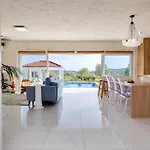 Nebesi Ferienhaus *