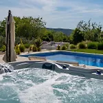 Nebesi Ferienhaus *