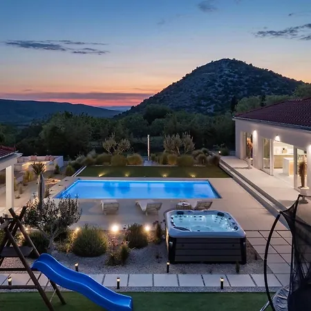 Nebesi 別荘 シベニク