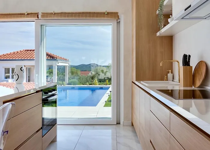 別荘 Nebesi シベニク