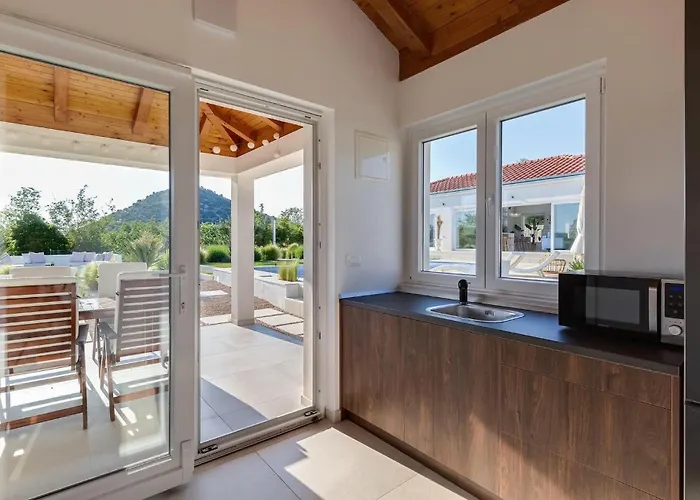 Nebesi Шибеник