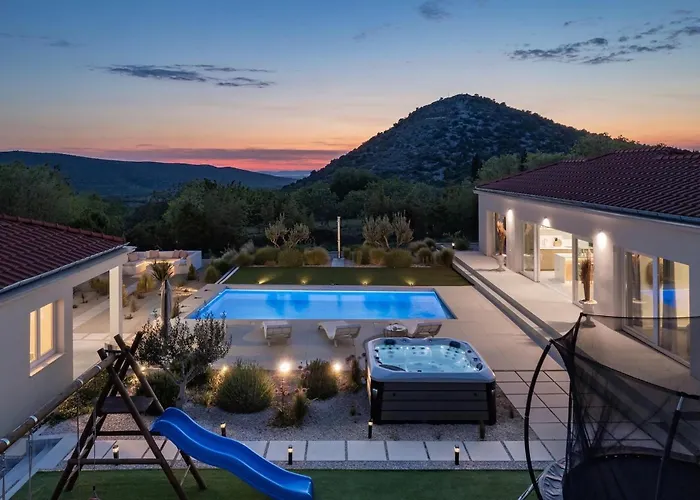 Nebesi 別荘 シベニク